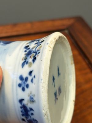 A pair of Chinese blue, white and copper-red vases and covers, Kangxi mark, 19th C. — 照片 19