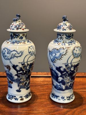 A pair of Chinese blue, white and copper-red vases and covers, Kangxi mark, 19th C. — 照片 2