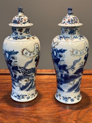 A pair of Chinese blue, white and copper-red vases and covers, Kangxi mark, 19th C. — 照片 4
