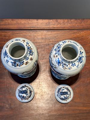 A pair of Chinese blue, white and copper-red vases and covers, Kangxi mark, 19th C. — 照片 5