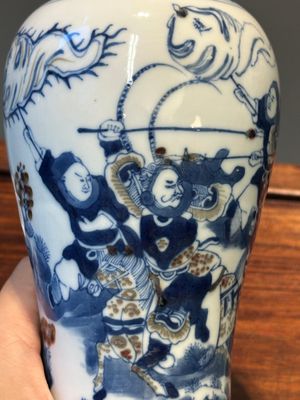 A pair of Chinese blue, white and copper-red vases and covers, Kangxi mark, 19th C. — 照片 9