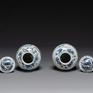 A pair of Chinese blue, white and copper-red vases and covers, Kangxi mark, 19th C. — 照片 3