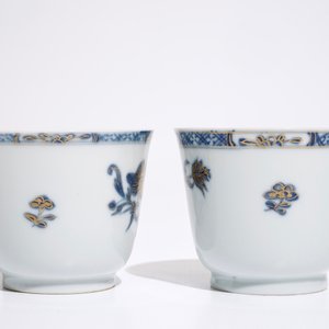 A pair of Chinese blue, white and gilt cups and saucers, Qianlong — photo 3