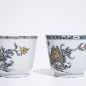 A pair of Chinese blue, white and gilt cups and saucers, Qianlong — photo 4