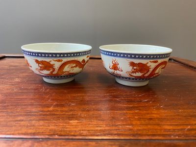 A pair of Chinese blue, white and iron-red 'dragon' bowls, Xuantong mark and of the period — 照片 1