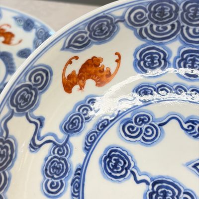 A pair of Chinese blue, white and iron-red 'Hong Fu Qi Tian 洪福齊天' plates — photo 14