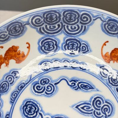 A pair of Chinese blue, white and iron-red 'Hong Fu Qi Tian 洪福齊天' plates — photo 15