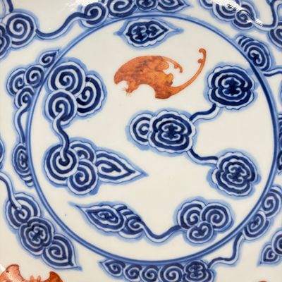 A pair of Chinese blue, white and iron-red 'Hong Fu Qi Tian 洪福齊天' plates — photo 6