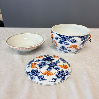 A pair of Chinese blue, white and iron-red 'Hong Fu Qi Tian 洪福齊天' warming bowls and covers — photo 3
