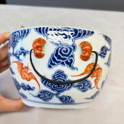 A pair of Chinese blue, white and iron-red 'Hong Fu Qi Tian 洪福齊天' warming bowls and covers — photo 11