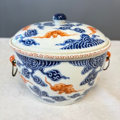A pair of Chinese blue, white and iron-red 'Hong Fu Qi Tian 洪福齊天' warming bowls and covers — photo 18
