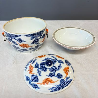 A pair of Chinese blue, white and iron-red 'Hong Fu Qi Tian 洪福齊天' warming bowls and covers — photo 19