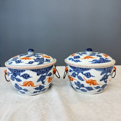 A pair of Chinese blue, white and iron-red 'Hong Fu Qi Tian 洪福齊天' warming bowls and covers — photo 1