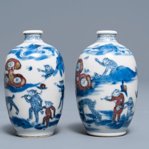 A pair of Chinese blue, white and underglaze red '16 monkeys' snuff bottles, Yongzheng mark, 19th C. — photo 4