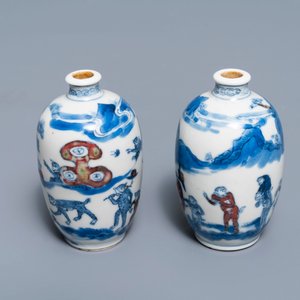 A pair of Chinese blue, white and underglaze red '16 monkeys' snuff bottles, Yongzheng mark, 19th C. — photo 5