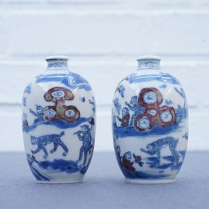A pair of Chinese blue, white and underglaze red '16 monkeys' snuff bottles, Yongzheng mark, 19th C. — photo 8