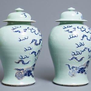 A pair of Chinese blue, white and underglaze red celadon ground vases and covers, 19/20th C. — 照片 2
