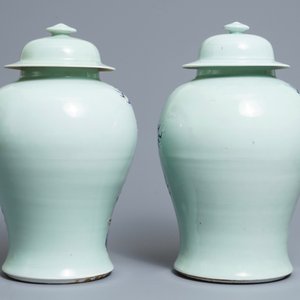 A pair of Chinese blue, white and underglaze red celadon ground vases and covers, 19/20th C. — 照片 3