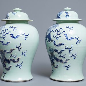 A pair of Chinese blue, white and underglaze red celadon ground vases and covers, 19/20th C. — 照片 4