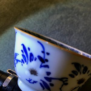 A pair of Chinese blue, white and underglaze red cups and saucers, Kangxi — photo 11