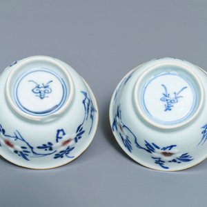 A pair of Chinese blue, white and underglaze red cups and saucers, Kangxi — photo 9
