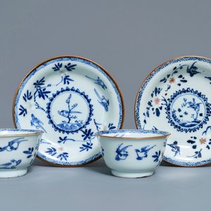 A pair of Chinese blue, white and underglaze red cups and saucers, Kangxi — 照片 1