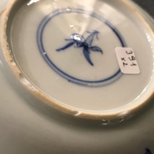 A pair of Chinese blue, white and underglaze red cups and saucers, Kangxi — 照片 14