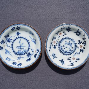 A pair of Chinese blue, white and underglaze red cups and saucers, Kangxi — 照片 18