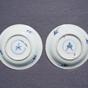 A pair of Chinese blue, white and underglaze red cups and saucers, Kangxi — 照片 19