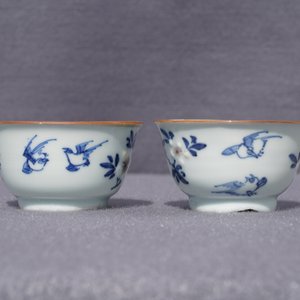 A pair of Chinese blue, white and underglaze red cups and saucers, Kangxi — 照片 20