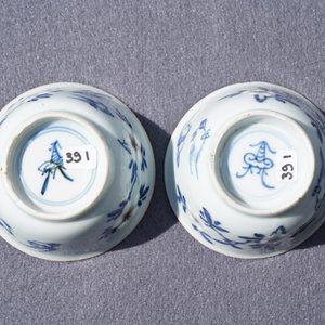 A pair of Chinese blue, white and underglaze red cups and saucers, Kangxi — 照片 22