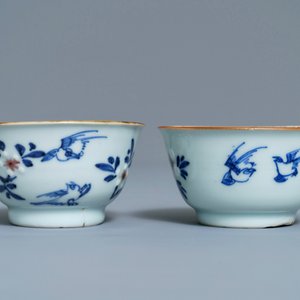 A pair of Chinese blue, white and underglaze red cups and saucers, Kangxi — 照片 4