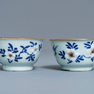 A pair of Chinese blue, white and underglaze red cups and saucers, Kangxi — 照片 7