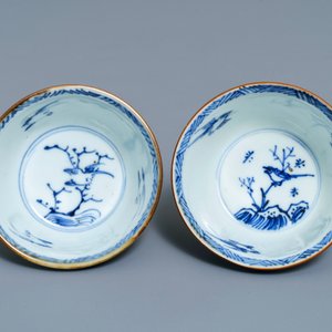 A pair of Chinese blue, white and underglaze red cups and saucers, Kangxi — 照片 8
