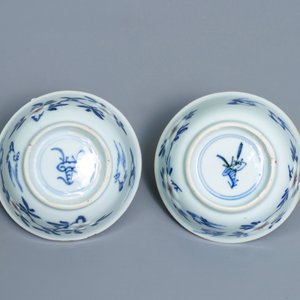 A pair of Chinese blue, white and underglaze red cups and saucers, Kangxi — 照片 9