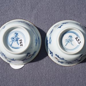 A pair of Chinese blue, white and underglaze red cups and saucers, Kangxi — photo 20