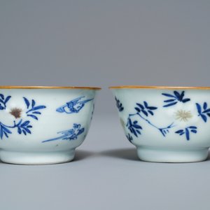 A pair of Chinese blue, white and underglaze red cups and saucers, Kangxi — photo 5