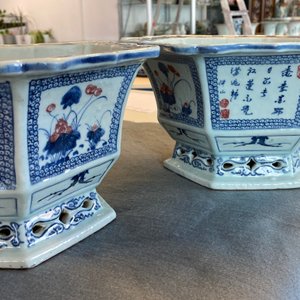A pair of Chinese blue, white and underglaze red jardinières, 18/19th C. — 照片 15