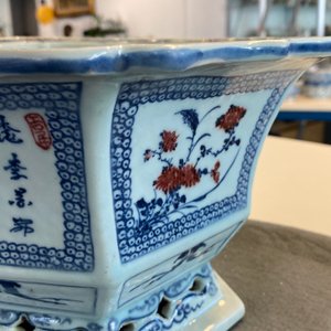 A pair of Chinese blue, white and underglaze red jardinières, 18/19th C. — 照片 16