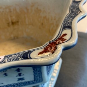 A pair of Chinese blue, white and underglaze red jardinières, 18/19th C. — 照片 17