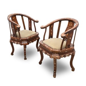 A pair of Chinese bone-inlaid hongmu chairs with dragons and phoenixes design, 20th C. — photo 1
