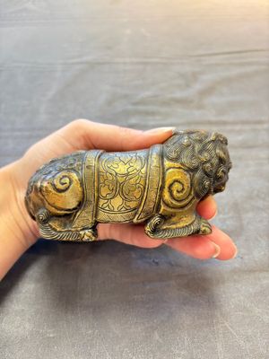 A pair of Chinese bronze Buddhist lions, 19/20th C. — foto 9