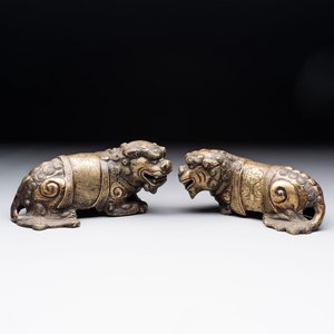 A pair of Chinese bronze Buddhist lions, 19/20th C. — foto 1