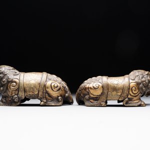 A pair of Chinese bronze Buddhist lions, 19/20th C. — foto 4