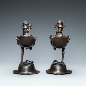 A pair of Chinese bronze censers modelled as ducks on a lotus flower, late Ming/early Qing — 照片 6
