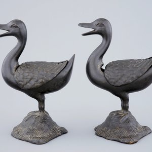 A pair of Chinese bronze duck-shaped incense burners, 18/19th C. — photo 3