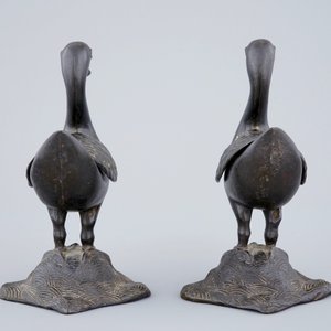 A pair of Chinese bronze duck-shaped incense burners, 18/19th C. — photo 4