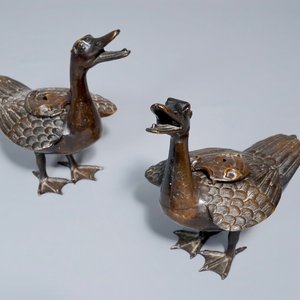 A pair of Chinese bronze duck-shaped incense burners and covers, 18/19th C. — 照片 1