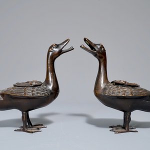 A pair of Chinese bronze duck-shaped incense burners and covers, 18/19th C. — 照片 2