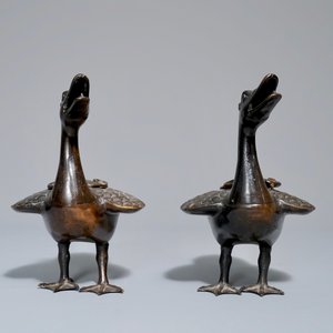 A pair of Chinese bronze duck-shaped incense burners and covers, 18/19th C. — 照片 5